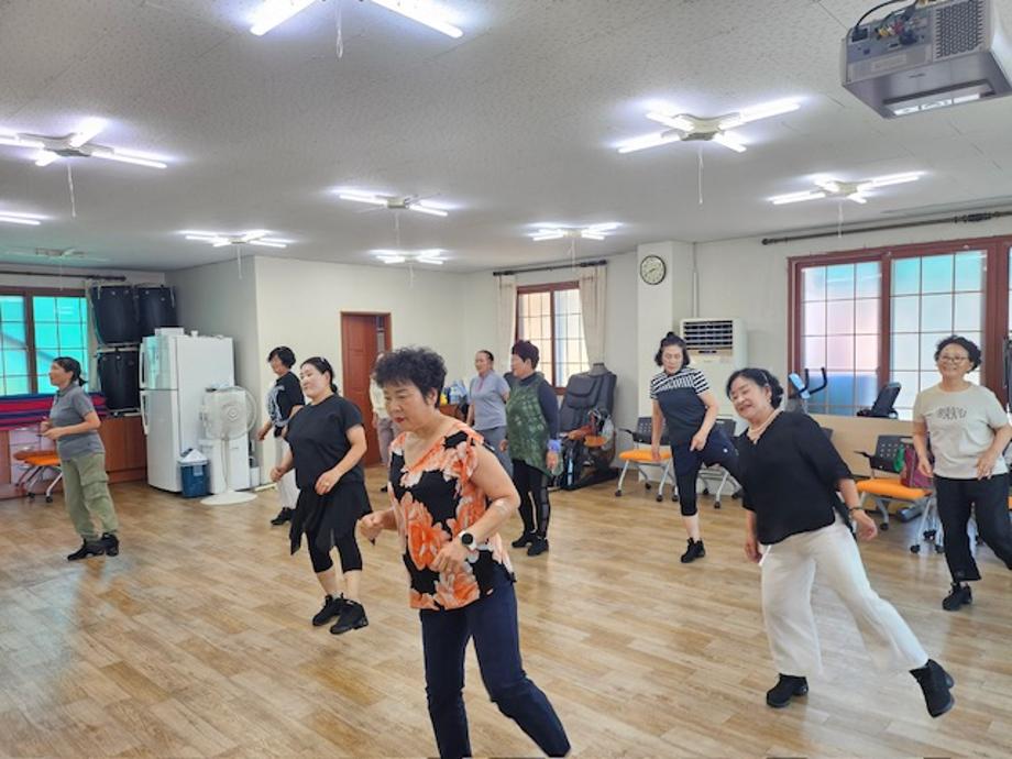 [우성면] 2025년 하반기 용봉리 리듬 속을 걷는 라인댄스 교실 이미지