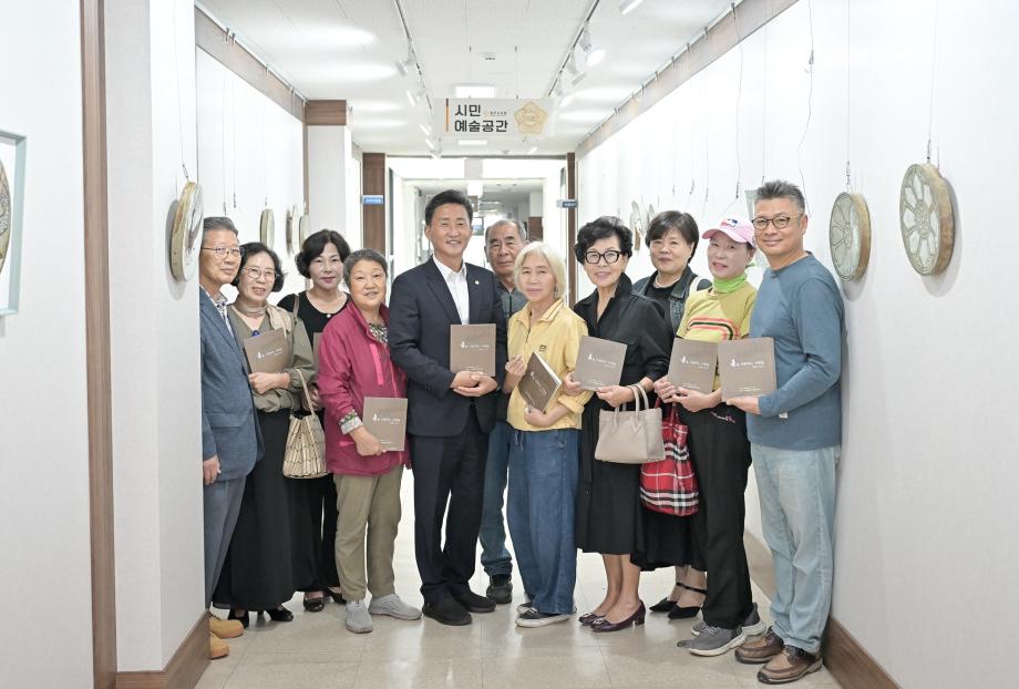 공주시의회 시민예술공간, ‘흙사랑 도예가회’ 철화분청 도자기 전시 이미지