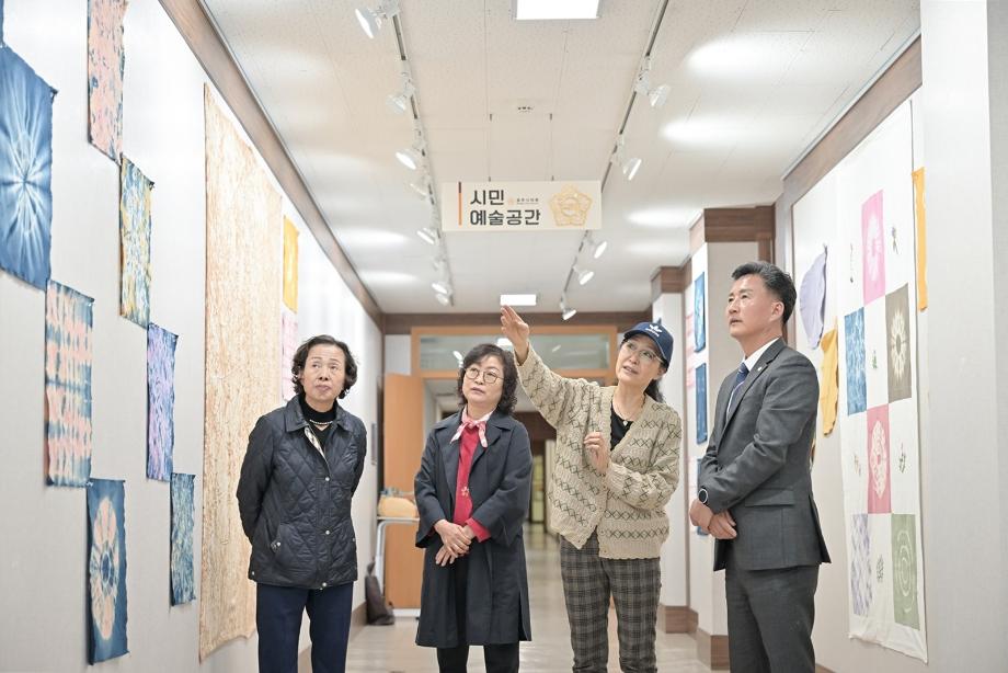 공주시의회 시민예술공간, 천연염색 작품전 “쪽빛으로 물들이다” 개최 이미지