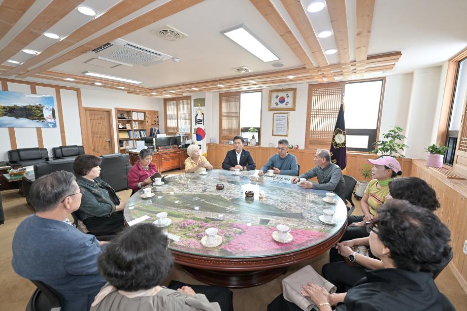 2025년 10월 1일 시민예술공간 흙사랑 도예가회 전시회 이미지