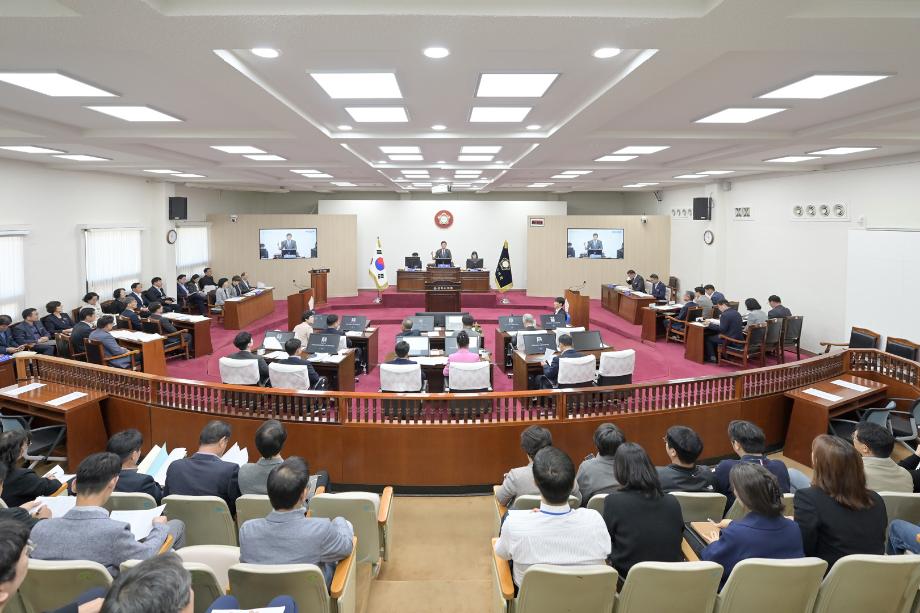2025년 10월 23일 제261회 공주시의회 임시회 제2차 본회의(시정질문1일차) 이미지